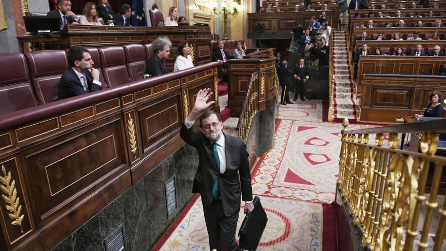 El presidente del Gobierno, Mariano Rajoy, saliendo del Congreso tras la primera parte del debate de la mociÃ³n de censura.