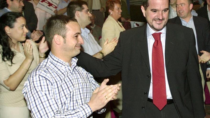 El presidente El presidente del Partido Popular vasco, Carlos Iturgaiz, con corbata, saluda en 2004 a un joven Santiago Abascal, entonces diputado autonómico del PP, en un acto electoral 