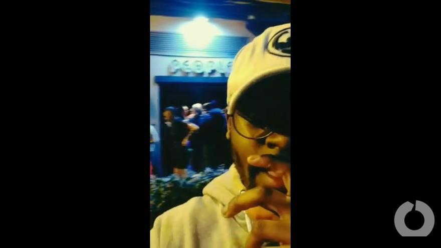 Imagen del vídeo publicado por Abed, en el que se le ve frente a la discoteca denunciando los hechos