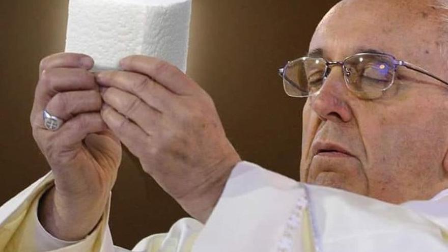 Un meme en el que puede verse al Papa Francisco con un rollo de papel higiénico