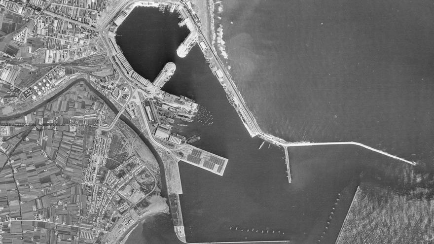 El puerto de Valencia con la playa de Natzaret abajo en una imagen de 1956 del Instituto Cartográfico de Valencia