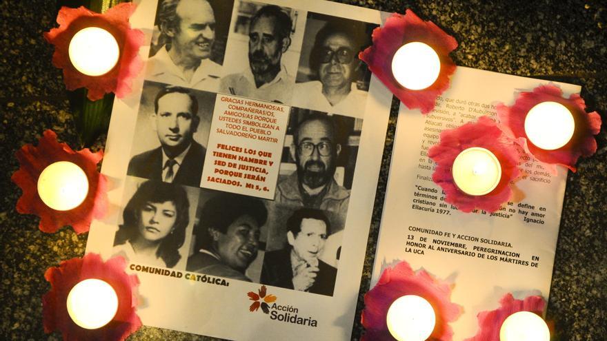 un afiche con los retratos de los cinco jesuitas españoles y uno salvadoreño asesinados hace más de 21 años por militares en la Universidad Centroamericana (UCA) en El Salvador.