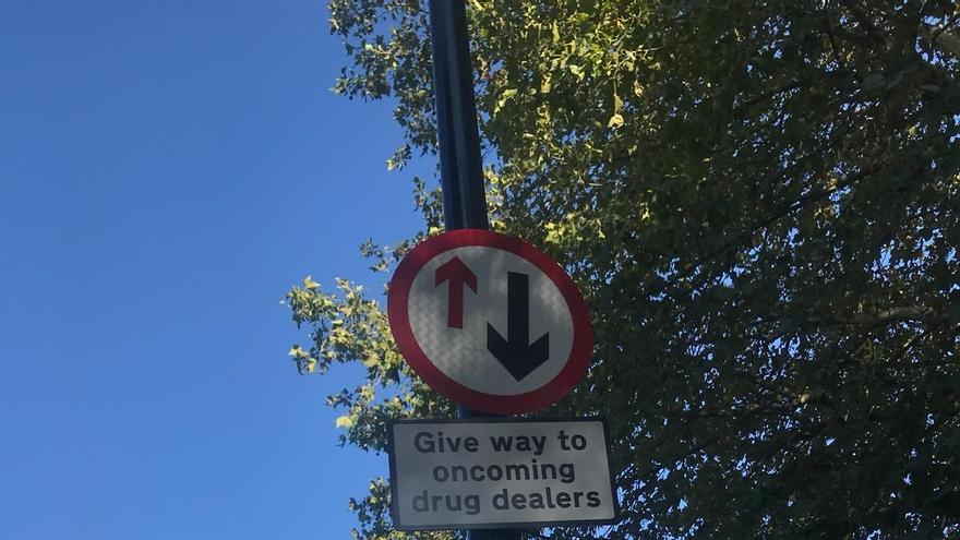 Una señal que pide a los conductores ceder el paso a los traficantes de drogas.