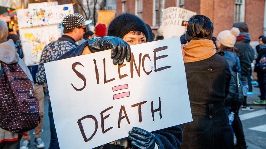 "El silencio equivale a la muerte" dice la pancarta alzada en una manifestación po-LGBTI frente al Stonewall Inn.