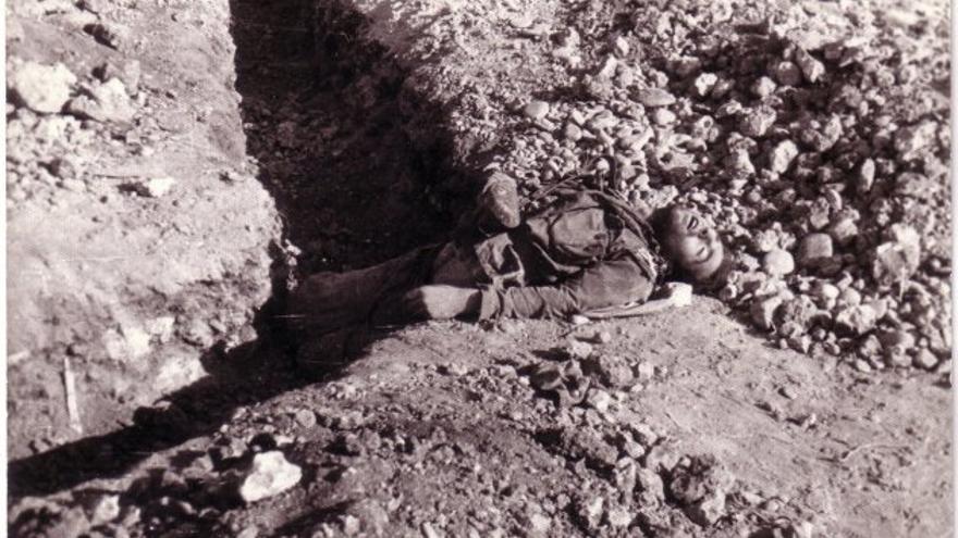 Un soldado yace muerto en una trinchera