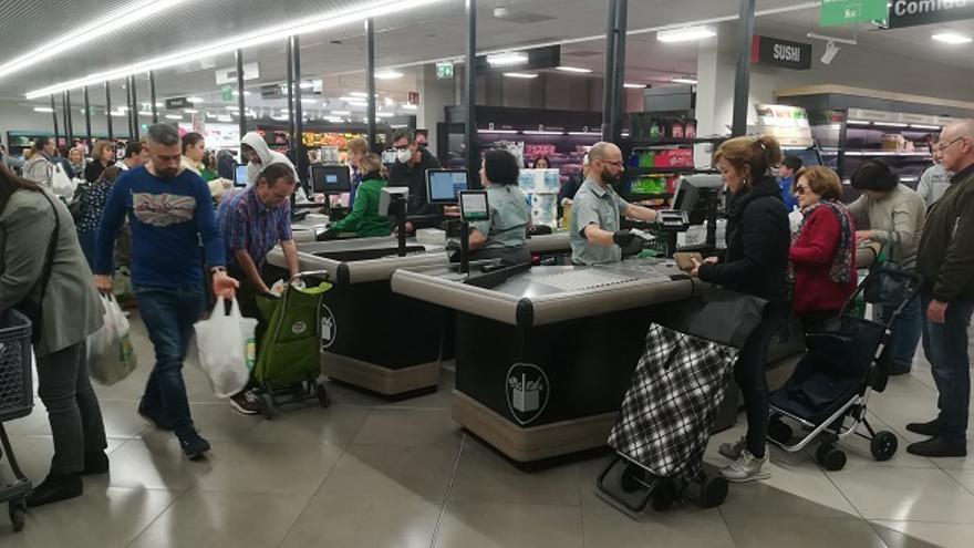 Un supermercado en Murcia, abarrotado de personas comprando