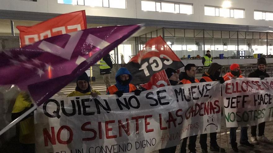 Los trabajadores de Amazon se movilizan a las puertas del centro de San Fernando.