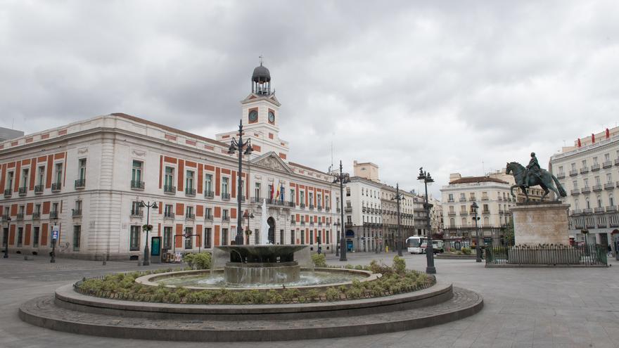 La turística Puerta del Sol madrileña vacía durante el estado de alarma decretado por el coronavirus