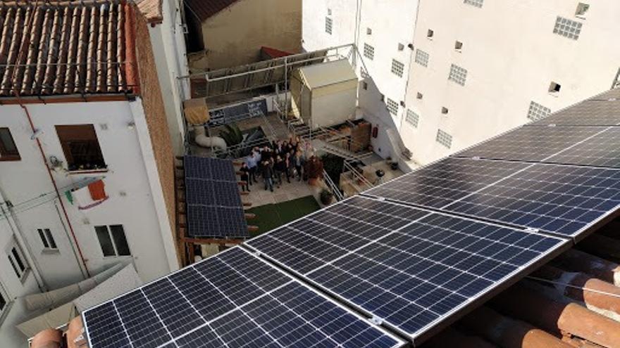 Los vecinos del 11 de la calle Escuadra, en Madrid, con la vista de las placas solares sobre su tejado. 