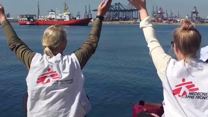 Dos voluntarias de Médicos sin Fronteras reciben desde el muelle al Aquarius a su llegada a Valencia