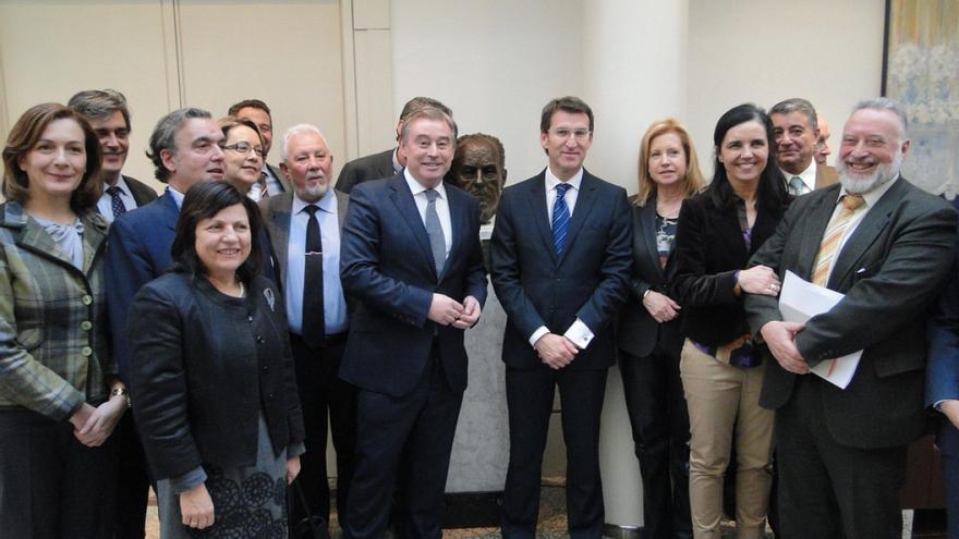 Senadores gallegos del PP, con Feijóo ante el busto de Fraga en la Cámara Alta