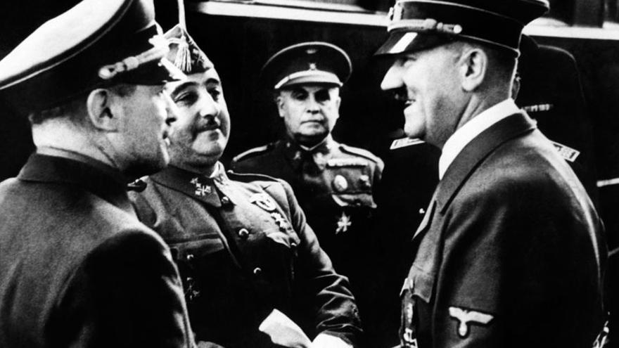 Hendaya (Francia), 23/10/1940.- Adolf Hitler y Francisco Franco se entrevistan en la estación de tren, en presencia del Embajador español en Alemania, general Eugenio Espinosa de los Monteros (centro) y de un interprete./ EFE