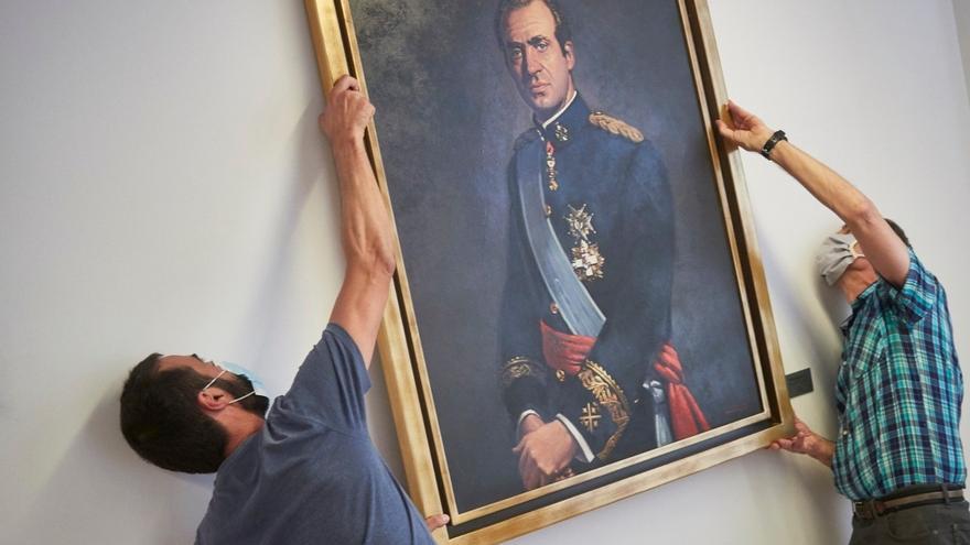El Parlamento de Navarra retira el retrato del rey emérito de una de las salas de la Cámara