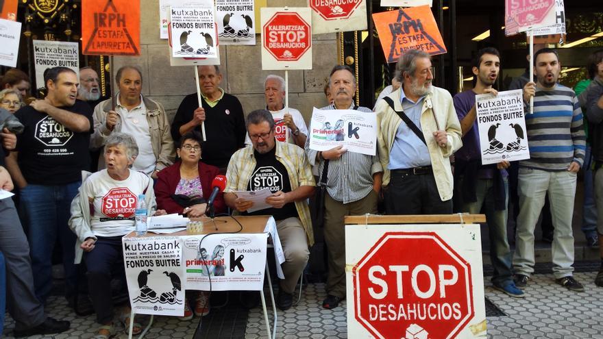 Palmira, rodeada de los miembros de Stop Desahucios frente a la sede de Kutxabank