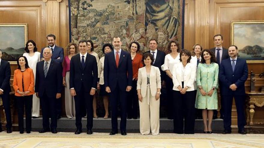 Los 17 del "Consejo de Ministras y Ministros" de Sánchez prometen ante el Rey