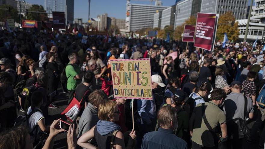Decenas de miles de personas se manifiestan en Berlín contra el racismo