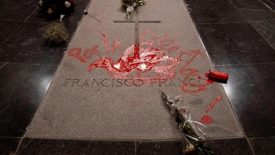 Detenido un escultor tras pintar la tumba de Franco en el Valle de los Caídos