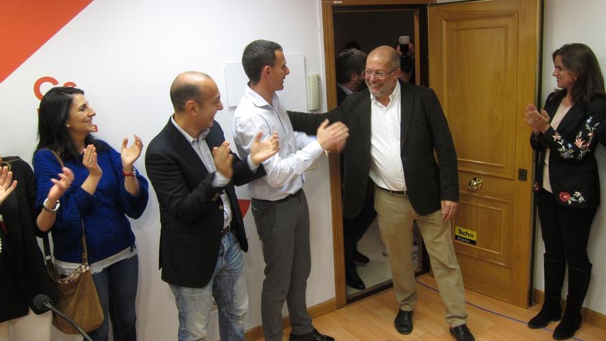 Dirigentes y diputados de Ciudadanos felicitan a Igea por su victoria en las primarias al corregirse los resultados