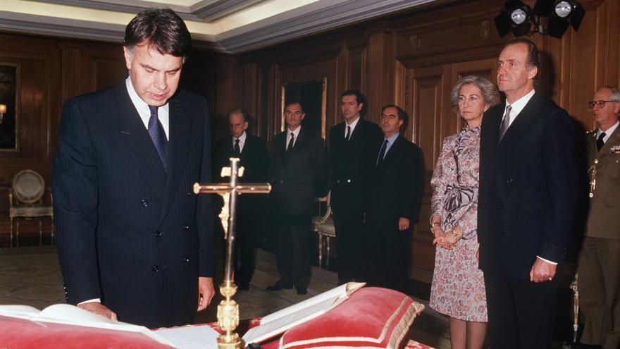 Felipe González jura su cargo como presidente el 8 de diciembre de 1989.