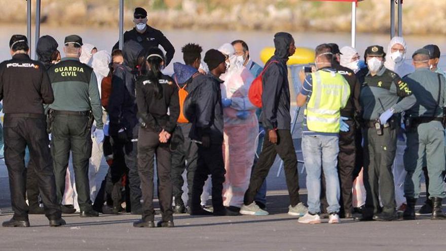 Francia envía a España una misión para identificar a refugiados del Aquarius