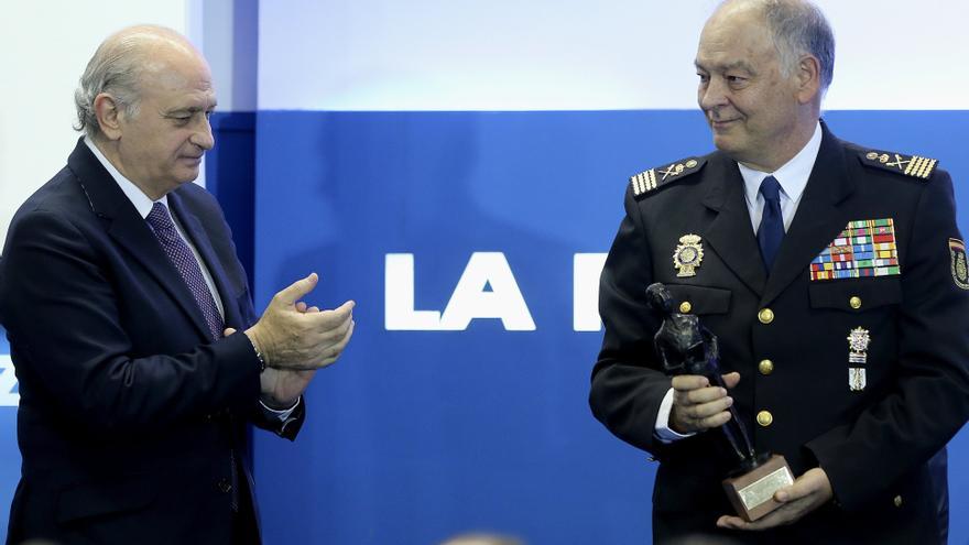 El ministro del Interior, Jorge Fernández Díaz, aplaude al DAO de la Policía, Eugenio Pino, al recibir éste un premio de La Razón