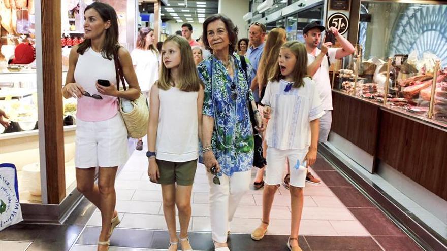 La reina Letizia, sus hijas y doña Sofía pasean por un mercado en Palma
