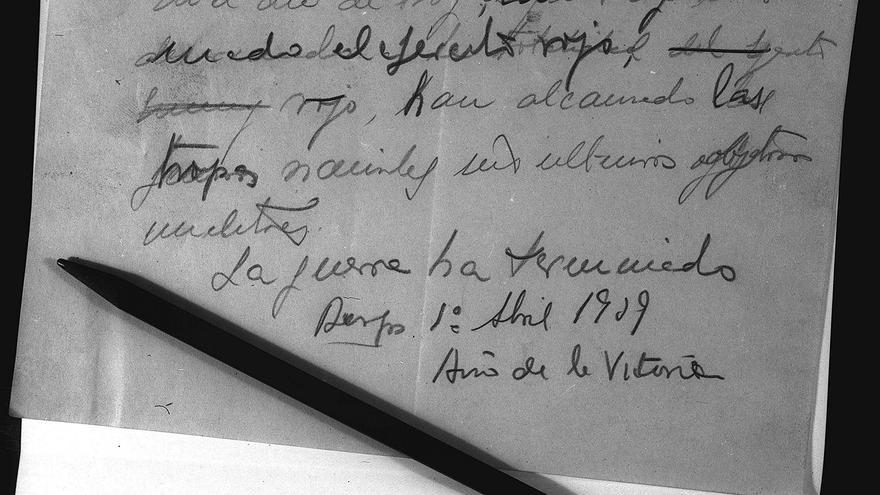 Madrid.-1-4-1939.- Documento escrito a lápiz de puño y letra por el jefe del Estado el dia 1 de abril de 1939. Se trata del borrador y el lápiz con que Franco redactó el parte final de la Guerra Civil española.- (Pie de foto original)