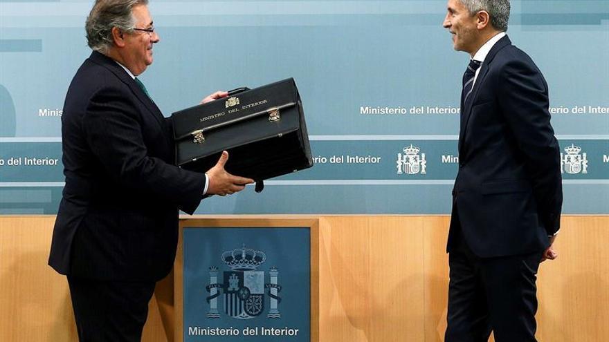 Juan Ignacio Zoido le entrega la cartera de Interior al nuevo ministro, Fernando Grande-Marlaska.
