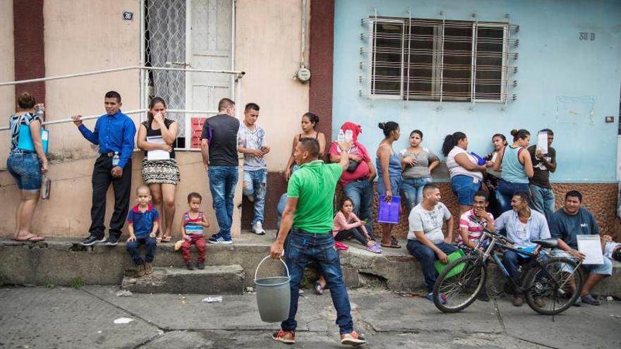 Migrantes buscan subsistir mientras aguardan regularización en México