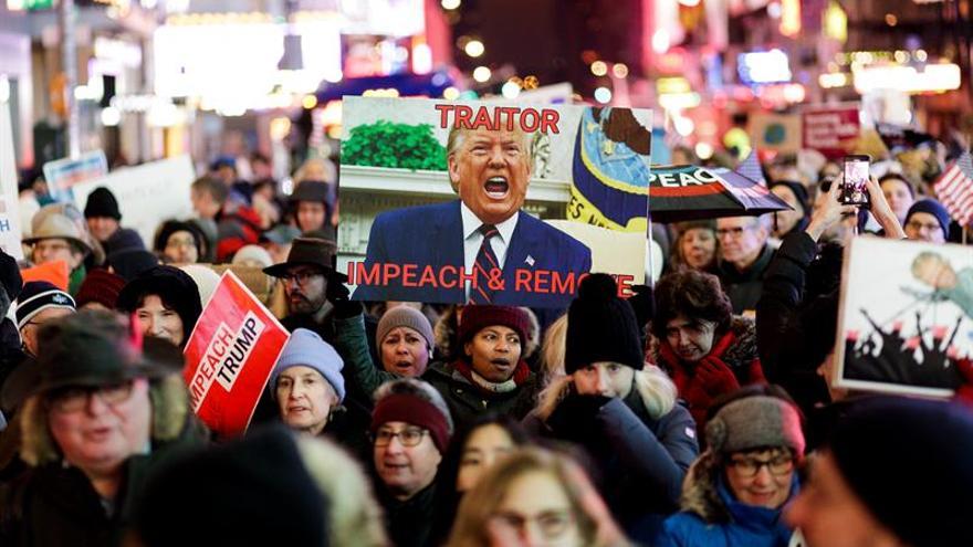 Miles de personas piden el impeachment de Trump en la neoyorquina Times Square
