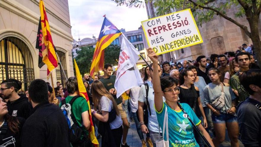 Miles de personas protestan en Cataluña por las detenciones de los CDR