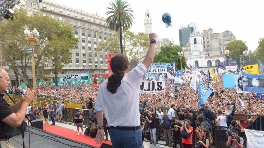 Pablo Iglesias pide a su llegada a Argentina dejar atrás la judicialización en Cataluña y apostar por el diálogo