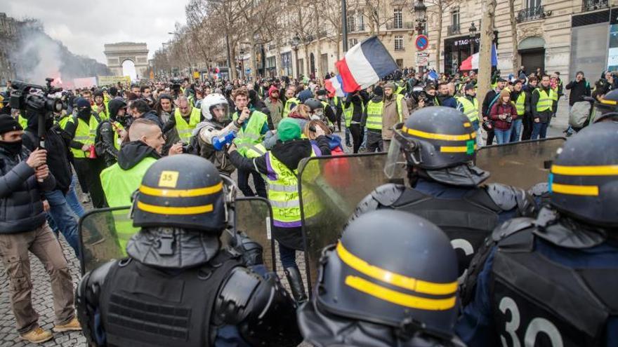 El Parlamento francés aprueba una polémica ley para prevenir los disturbios en las protestas