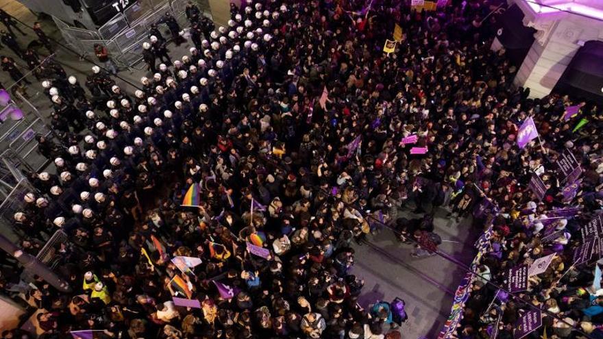 La Policía dispersa con gas la marcha por el Día de la Mujer en Estambul