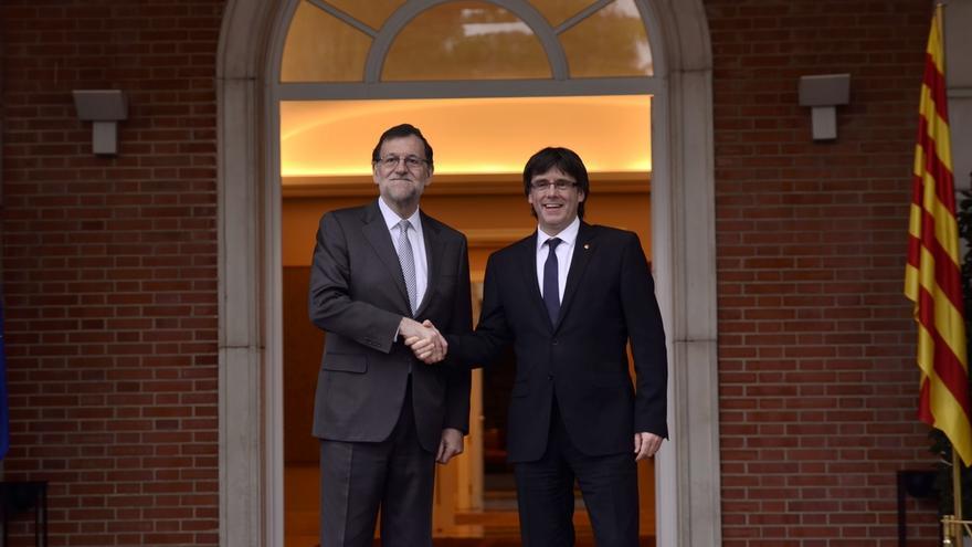 Puigdemont entrega 46 reclamaciones a Rajoy, empezando por un referéndum vinculante