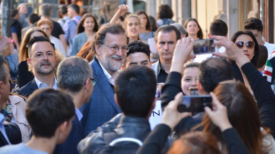 Un Rajoy afónico en el cierre de campaña realiza un paseo por Ourense con multitud de 'selfis' y saludos