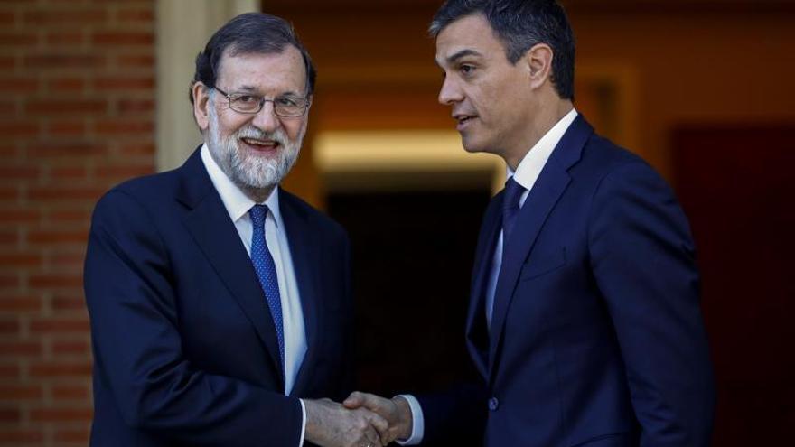 Rajoy espera que acuerdo con Sánchez sea "de tres" tras hablar con Rivera