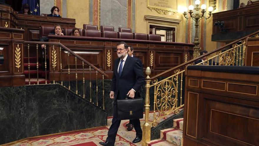 Rajoy recuerda a Gabriel al inicio del pleno sobre pensiones