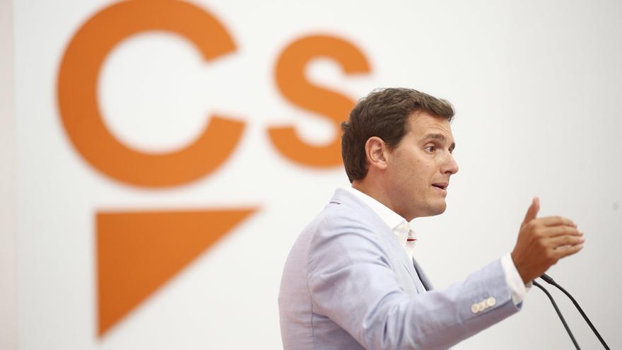 Rivera acusa a PP y PSOE de tapar el informe de la Alta Inspección sobre los libros de texto en Cataluña