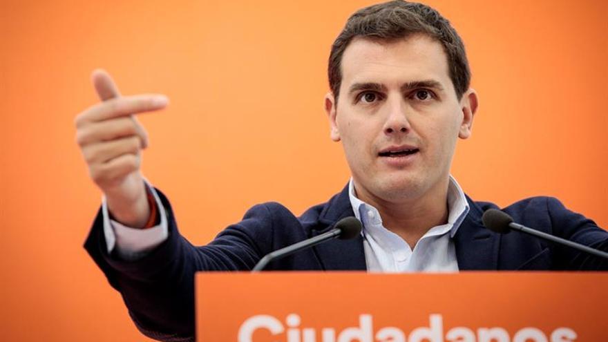 Rivera responde a Puigdemont que ninguna democracia puede aceptar "chantajes"