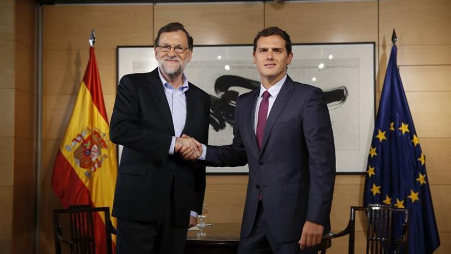 Saludo entre Mariano Rajoy y Albert Rivera antes de su cuarta reunión en el Congreso tras las elecciones del 26J