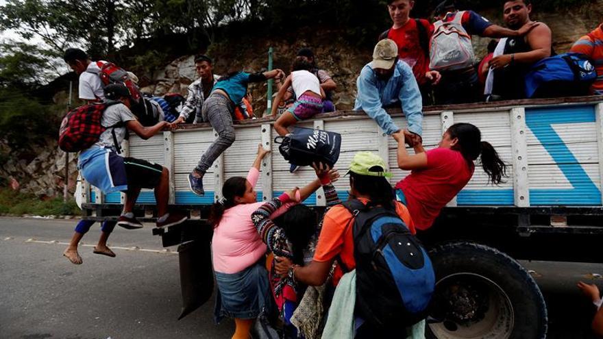 El Salvador permite ingreso de 415 migrantes de la segunda caravana hondureña