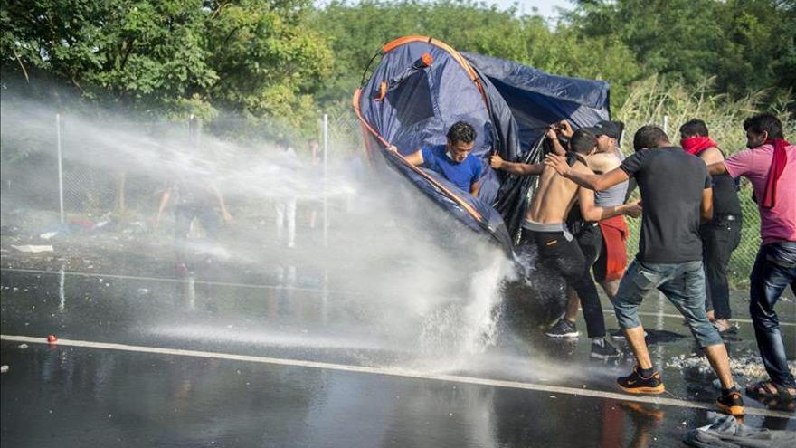 La policía húngara arroja agua a presión contra refugiados en la frontera con Serbia, en el punto de Horgos, el 16 de septiembre de 2015. / Efe. 
