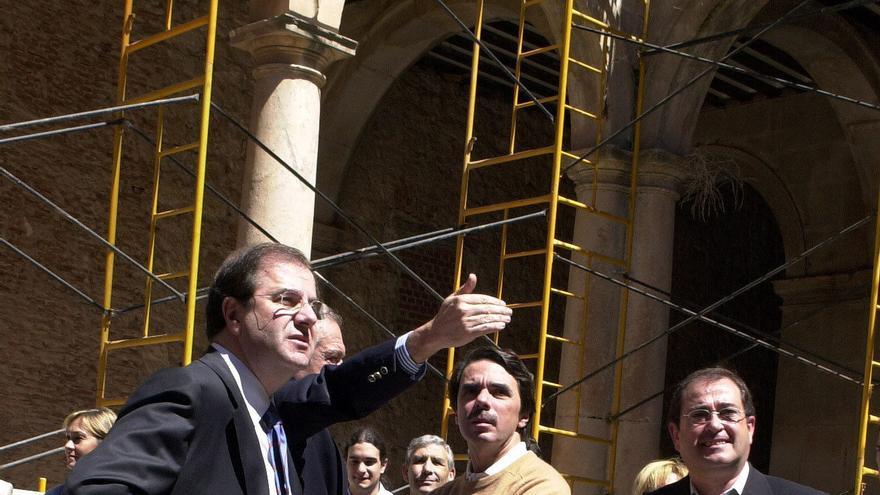 José María Aznar, acompañado de Juan Vicente Herrera, atiende a las explicaciones de los técnicos durante la visita que realizó a las obras de rehabilitación del Palacio Ducal de Lerma en abril de 2002 / Federico Vélez (EFE) 