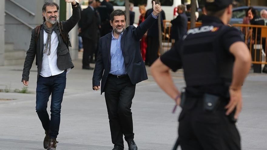 Los abogados de Cuixart y Sánchez: "Van a la cárcel con la cabeza muy alta porque no hacen nada malo"