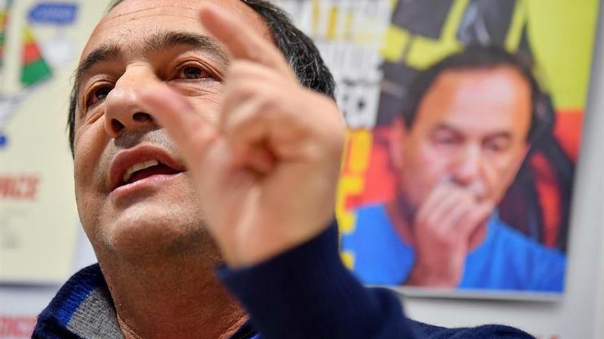 El alcalde de Riace, símbolo de acogida en Italia, podrá regresar a su pueblo