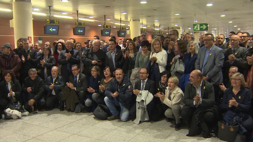 200 alcaldes piden en Bruselas libertad para los exconseller presos en una visita sin encuentros con la UE