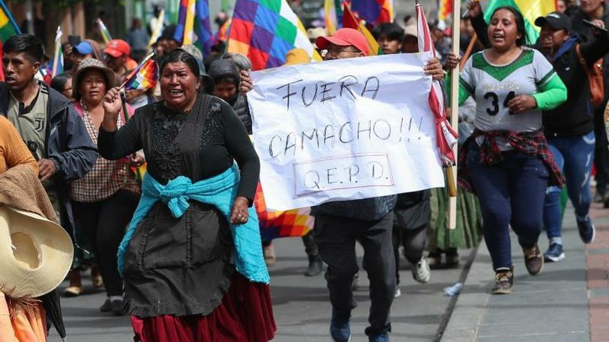 Una masiva marcha de banderas indígenas saluda a Evo Morales desde Bolivia