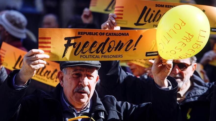 Un centenar de manifestantes pide la "libertad para los presos polÃ­ticos" en Valencia