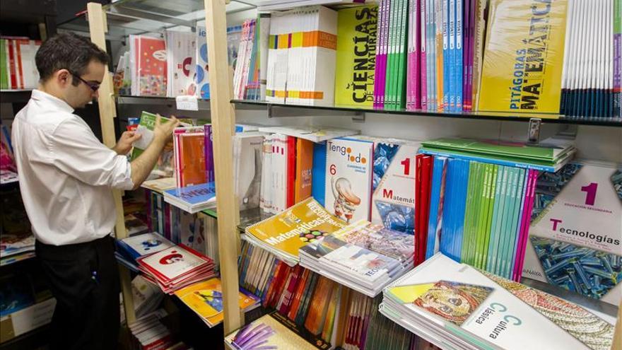 Las familias valencianas recibirán hasta 200 euros para libros de texto